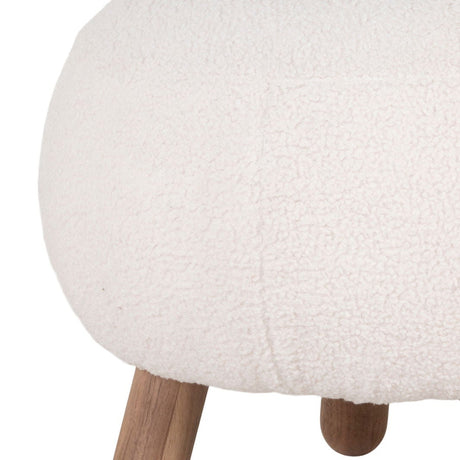 Myk fotskammel i offwhite teddy med ben i tre