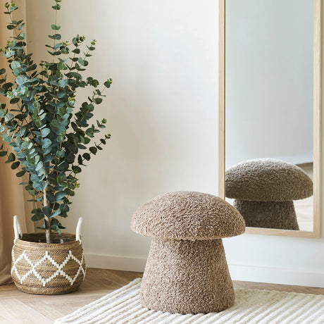 Enna puff i brun fuskepels på hvit bakgrunn