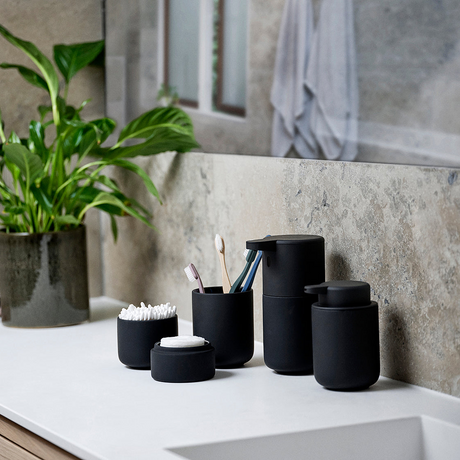 Sort Ume oppbevaringskrukke med lokk plassert på baderom sammen med serien
