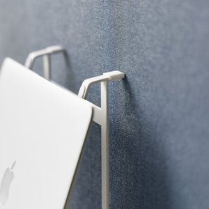 Justerbart hvitt stativ som løfter laptop for bedre ergonomi.