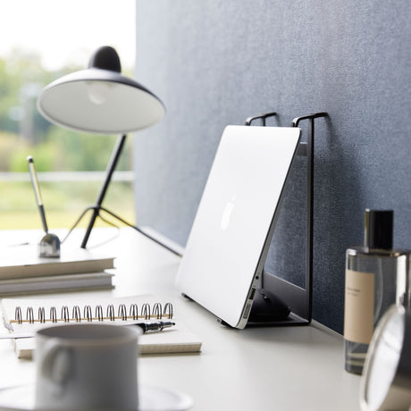 Ergonomisk stativ i sort metall brukt til både laptop og nettbrett.