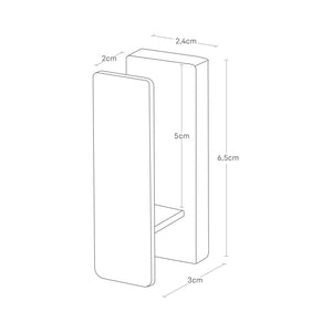 Hvit metallkrok brukt til å henge håndkle på baderomsvegg.
