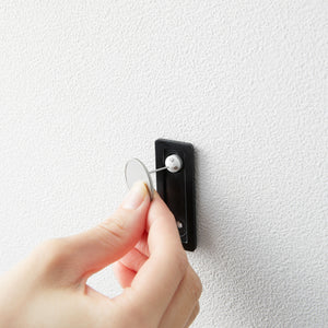 Praktiske sorte kroker i metall med enkel montering på innendørs vegg.