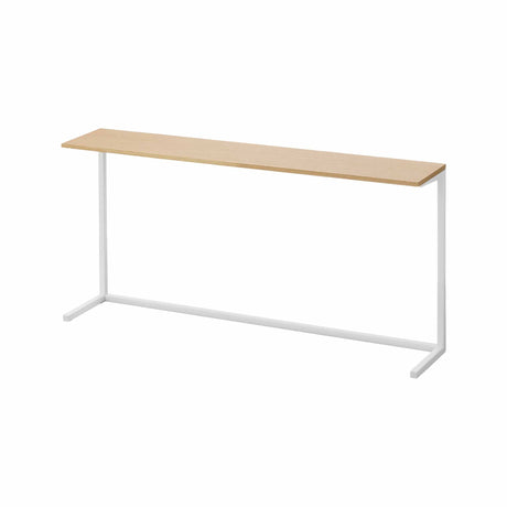 Benkehylle kjøkken med treplate og hvit ramme isolert på hvit bakgrunn