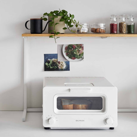 Benkehylle kjøkken med oppbevaring over brødrister