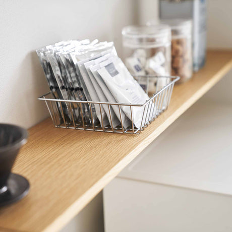 Detaljbilde av kjøkkenhylle med oppbevaring av poser og småvarer