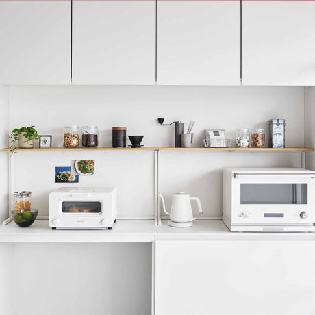 Kjøkkenhylle til benk med krydder og krukker på hyllen