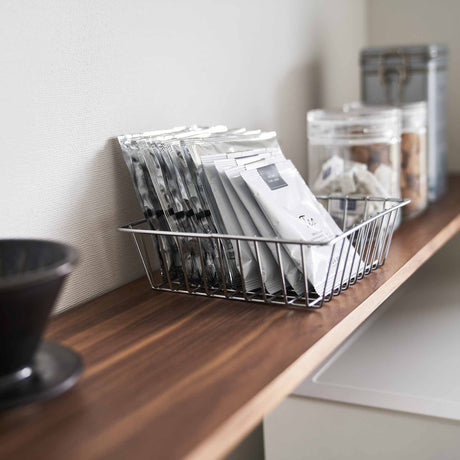 Detaljbilde av kjøkkenhylle med oppbevaring av poser og kjøkkenutstyr