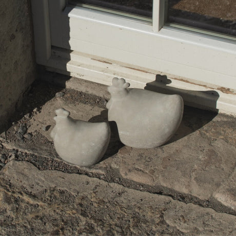 DBKD dekorhøne i to størrelse. Påskedekorasjon