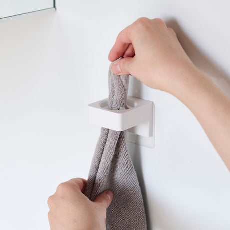 Fleksibel holder med åpning som tilpasser seg ulike objekter.