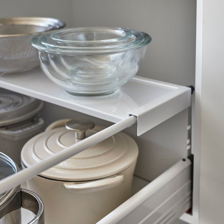 Kjøkkenskuff med justerbar hylle for optimal orden.