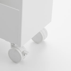 Flyttbar oppbevaringsvogn i hvit plast og metall med fire hyller.