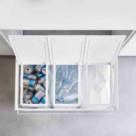 Kildesorteringsstativ hvit med tre poser for plast, metall og pant