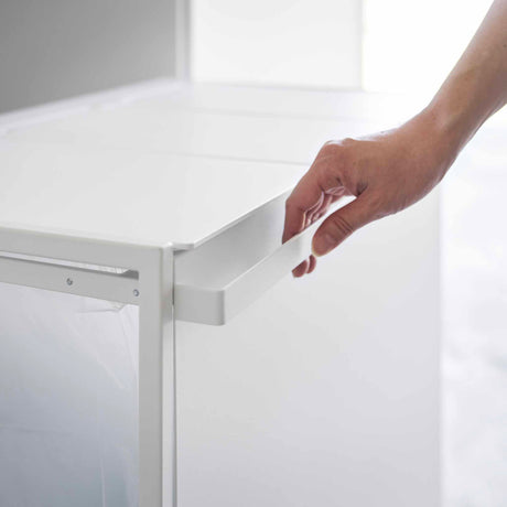 Detaljbilde av lokk på hvitt kildesorteringsstativ