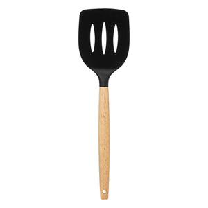 Stekspade med hål, svart huvud och träskaft.