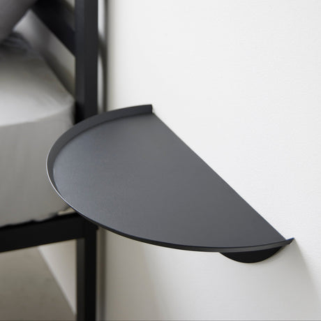 Elegant vegghylle som kombinerer design og funksjonalitet.