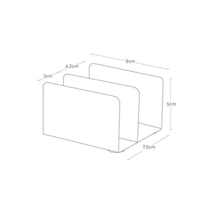 Kjøkkenhylle i hvitt metall med treoverflate brukt til servise.