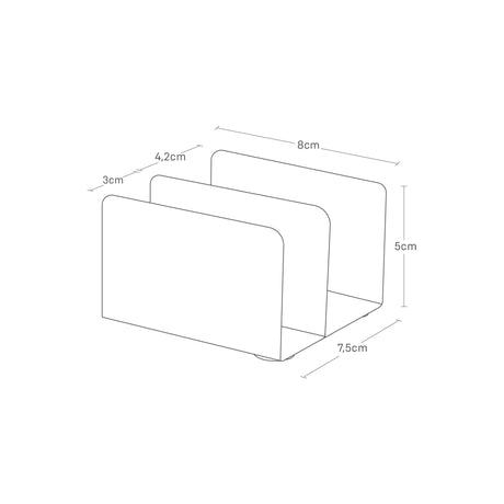 Kjøkkenhylle i hvitt metall med treoverflate brukt til servise.