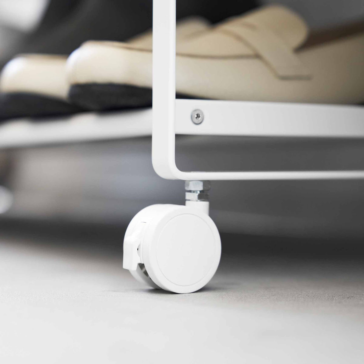 Skohylle med hjul, enkel å trekke ut og flytte
