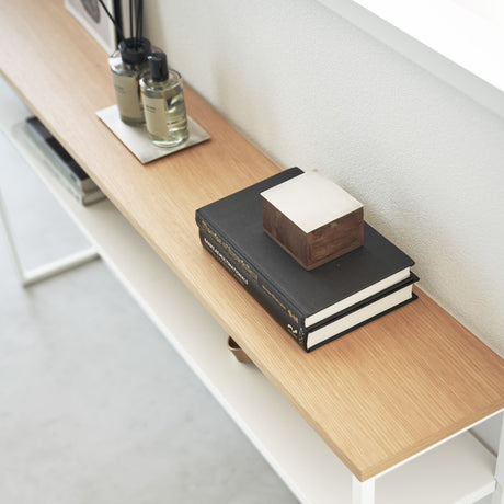 Konsollbord i hvitt brukt som avlastningsbord med lamper.