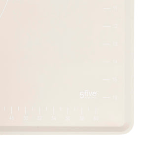 Stor beige silikonmatte med målemarkeringer til baking
