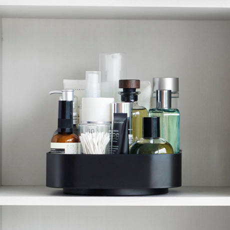 Roterbart brett som bidrar til orden på kjøkkenbenken.