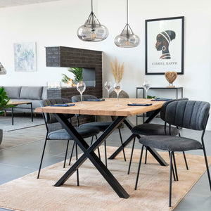 Rund matbord i naturfin eik med metallben och organisk kant, kvadratisk form