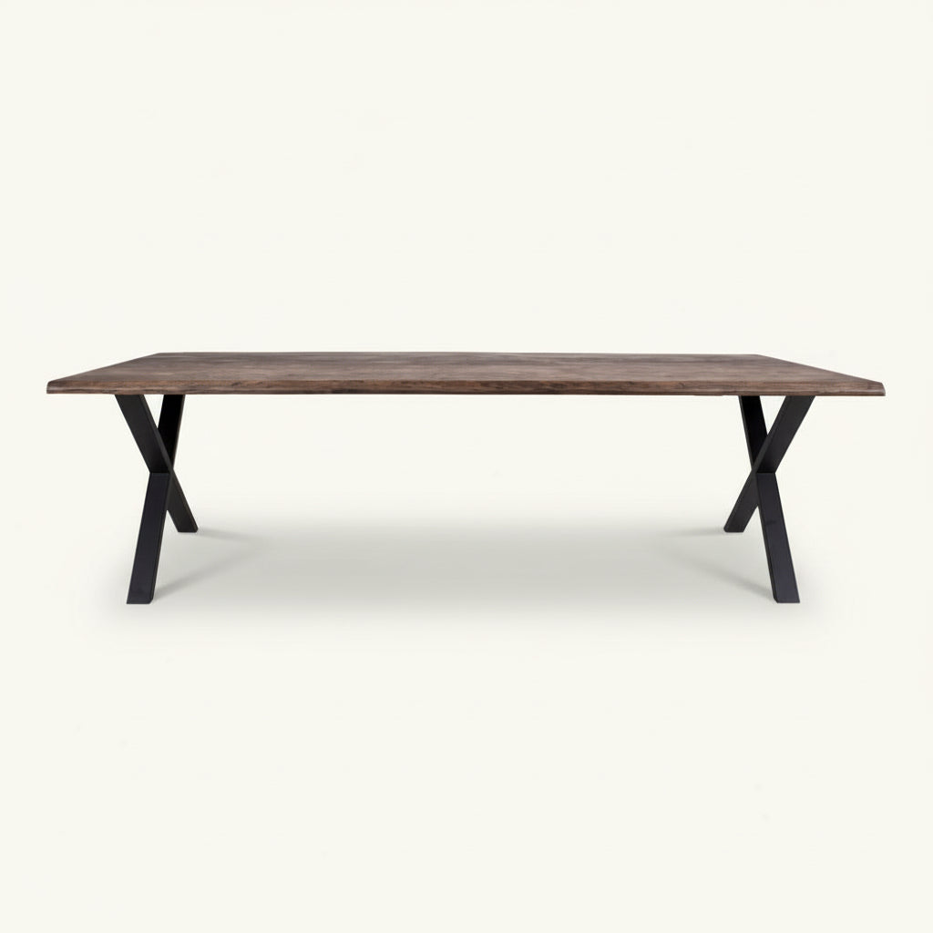 Røget eikebord 300 cm med metalben monteret i et kvadratisk udsnit
