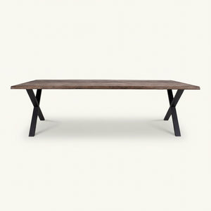 Røget eikebord 300 cm med metalben monteret i et kvadratisk udsnit