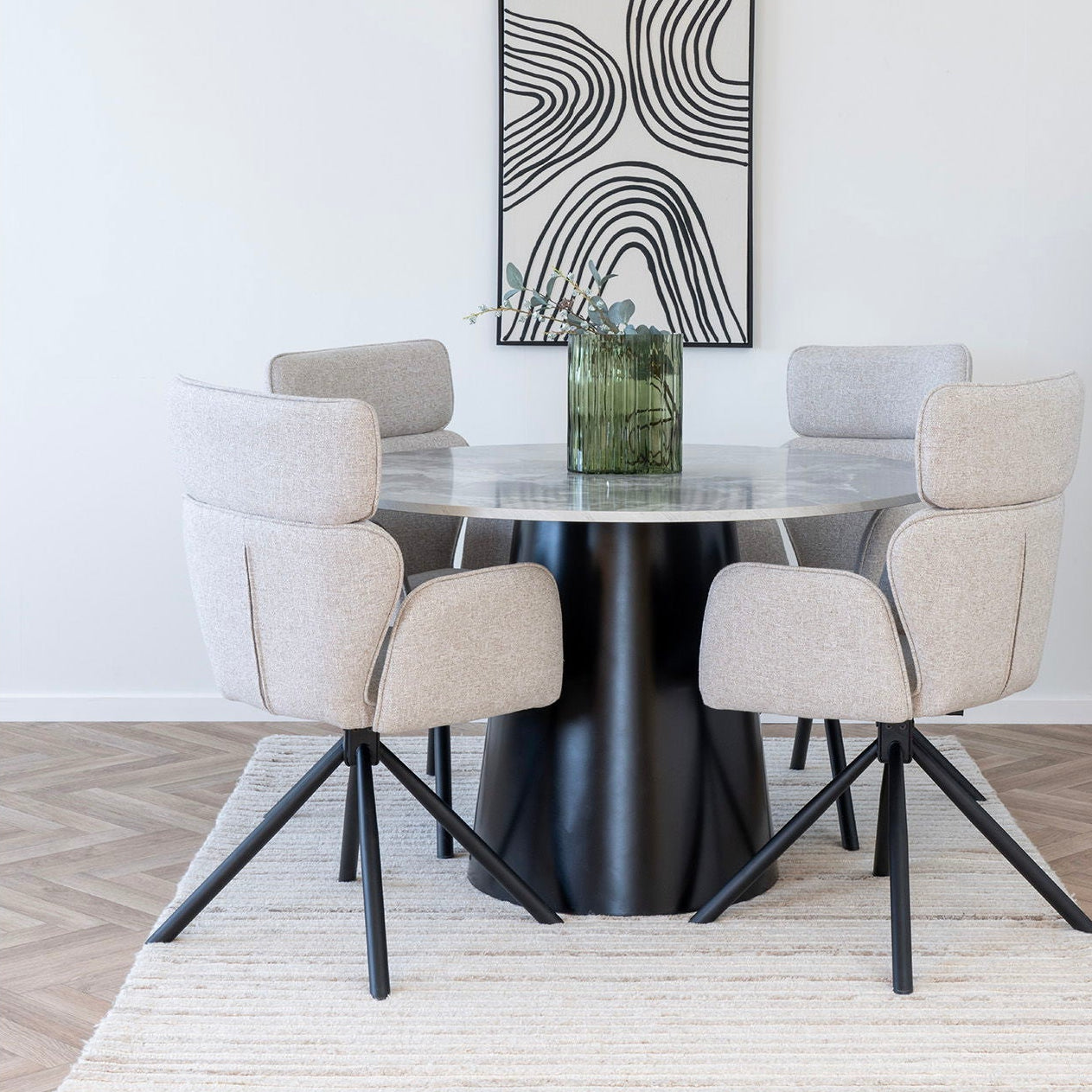 Rund spisebord 120 cm i grå marmorfinish og sort understel – kvadratisk format