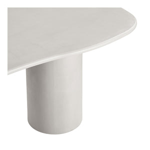 Spisebord Maranola i beige med skulpturelle ben fotografert i kvadratisk format