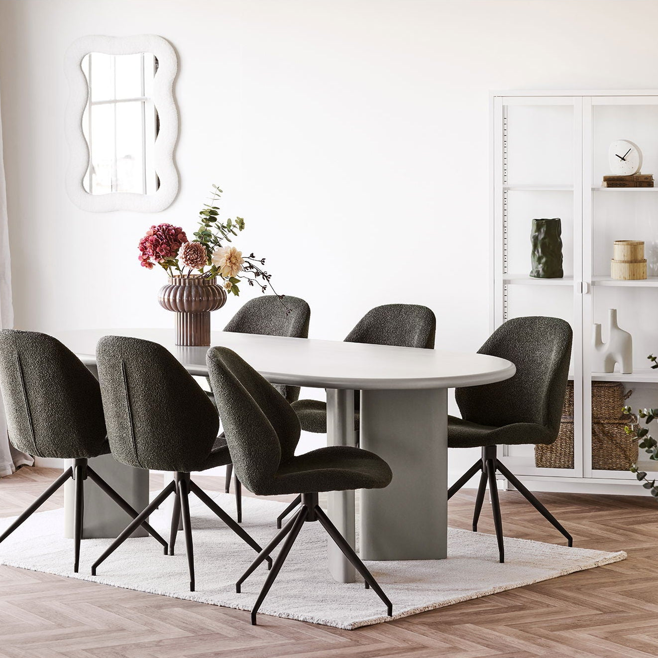 Nagano ovalt spisebord i sandfarget MDF 220 cm i lys spisestue
