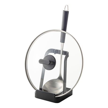 Stativ for kjøkkenredskaper i sort, holder grytesleiv og lokk ryddig under matlaging.