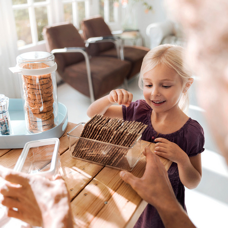 Hvit knekkebrødboks til oppbevaring på kjøkkenbenken