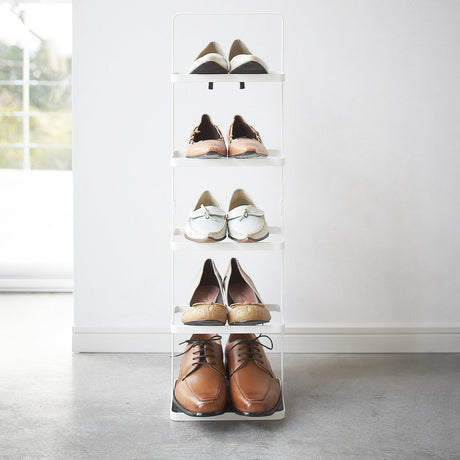 Minimalistisk skohylle i hvitt metall, perfekt for smart oppbevaring i små rom.