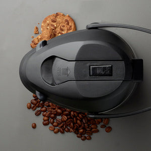 Pumpelokket ovenfra med OPEN og CLOSE-markering, kaffebønner ved siden av