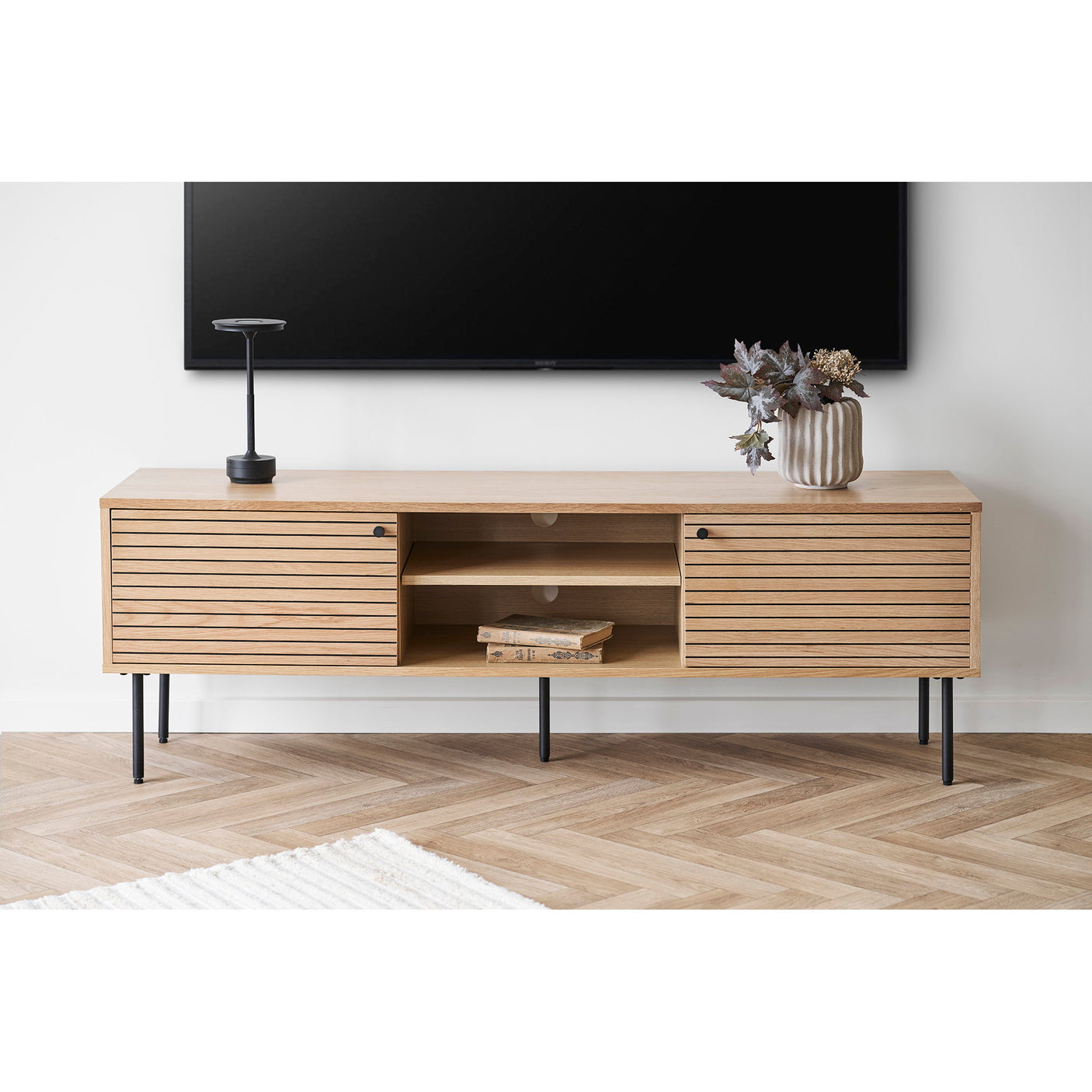 TV-benk 150 cm med 2 dører og 2 hyller i lys eikefiner – Kyoto fra House Nordic