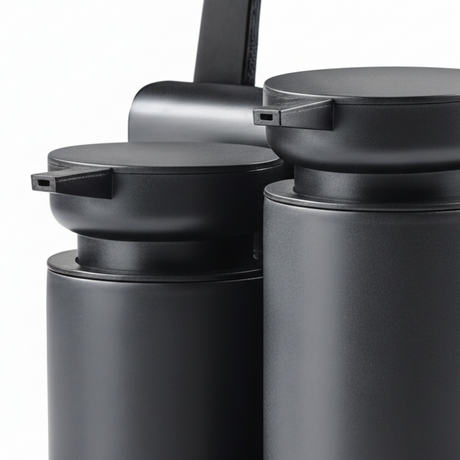 Nærbilde av sorte keramiske dispensere i DIISH oppvasksett med matt overflate