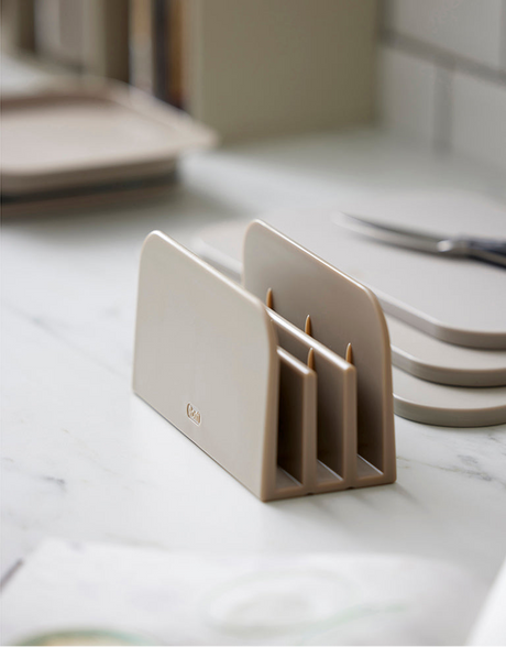 Detaljbilde av skjærebrett sett i Humus med stativ og avrundede hjørner