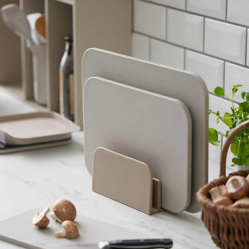 Choptima skjærebrett sett i Humus med tre brett og holder på kjøkkenbenk