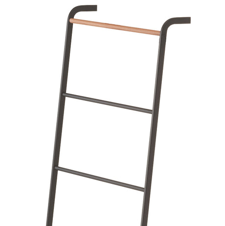 Stigehengeren i sort er både praktisk og fin til alle rom. 