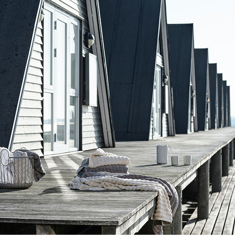 Hvitt badehåndkle i bomull med myk og absorberende kvalitet