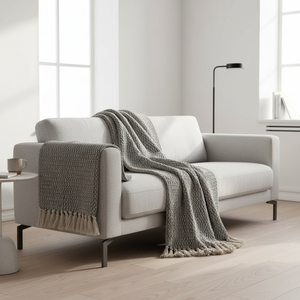 Kvadratisk detaljbilde av frynser og mønster i Cort pleddet