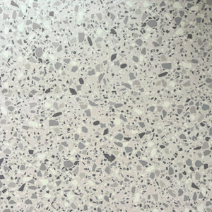 London terrazzo selvklebende fliser imiterer Terrazzo i lyse og beige farger. Denne passer derfor godt inn i nordiske hjem med lyse og kalde toner. 