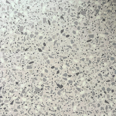 London terrazzo selvklebende fliser imiterer Terrazzo i lyse og beige farger. Denne passer derfor godt inn i nordiske hjem med lyse og kalde toner. 