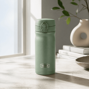 Thermos JMY kopp i Dusty Green med moderne uttrykk