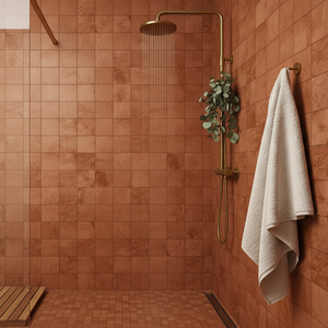 Ferdig lagt gulv med rustfargede fliser i moderne hjem