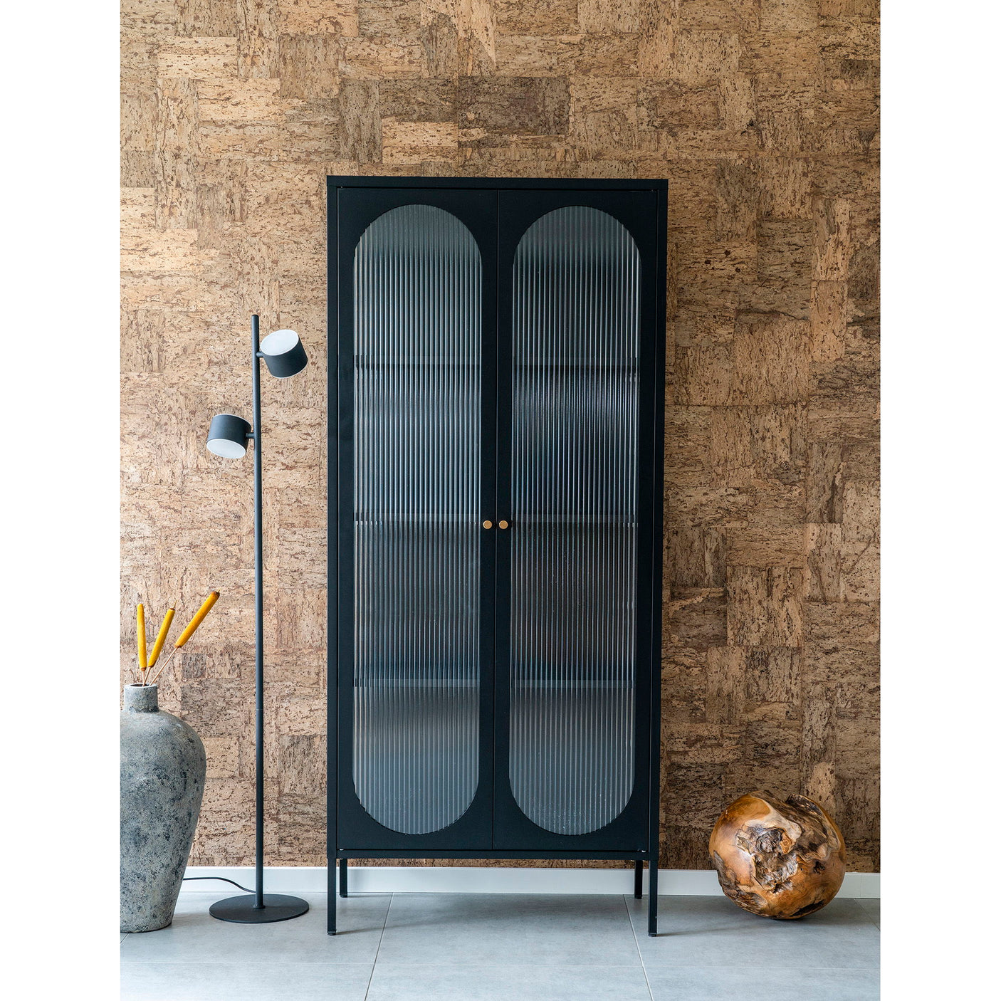 Adelaide Display Cabinet høyt vitrineskap i sort metall med riflede glassdører og hyller – moderne oppbevaringsmøbel 180 cm