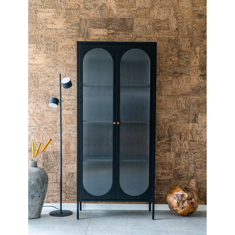 Adelaide Display Cabinet høyt vitrineskap i sort metall med riflede glassdører og hyller – moderne oppbevaringsmøbel 180 cm