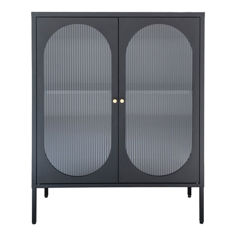 Moderne vitrineskap i sort metall med buede glasspaneler.